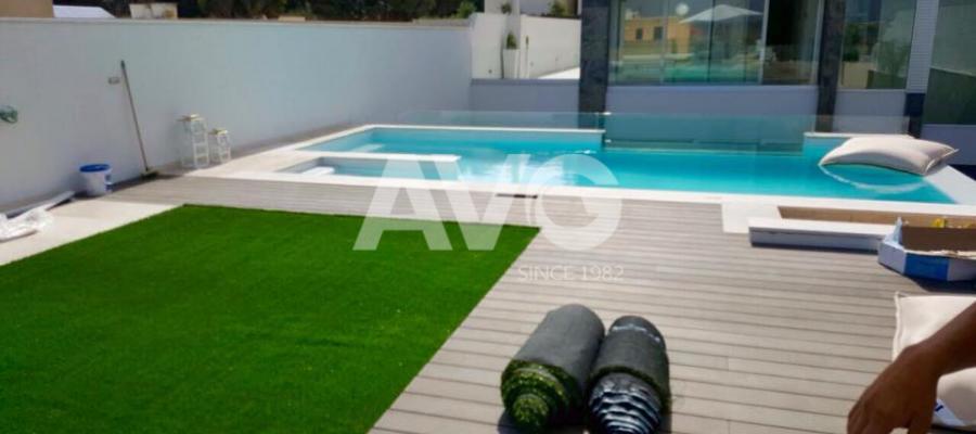 Cỏ sân vườn trang trí khuôn viên, tạo cảnh quan cho bể bơi biệt thư Malta