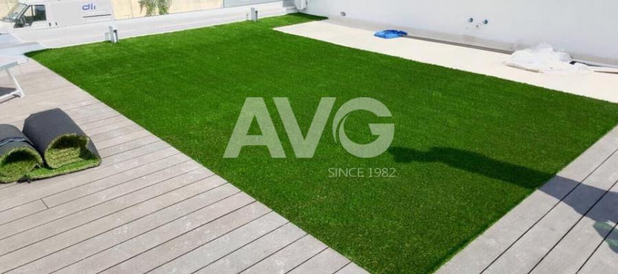 Cỏ sân vườn trang trí khuôn viên, tạo cảnh quan cho bể bơi biệt thư Malta